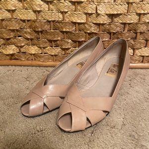 Women’s beige/tan size 6 shoes